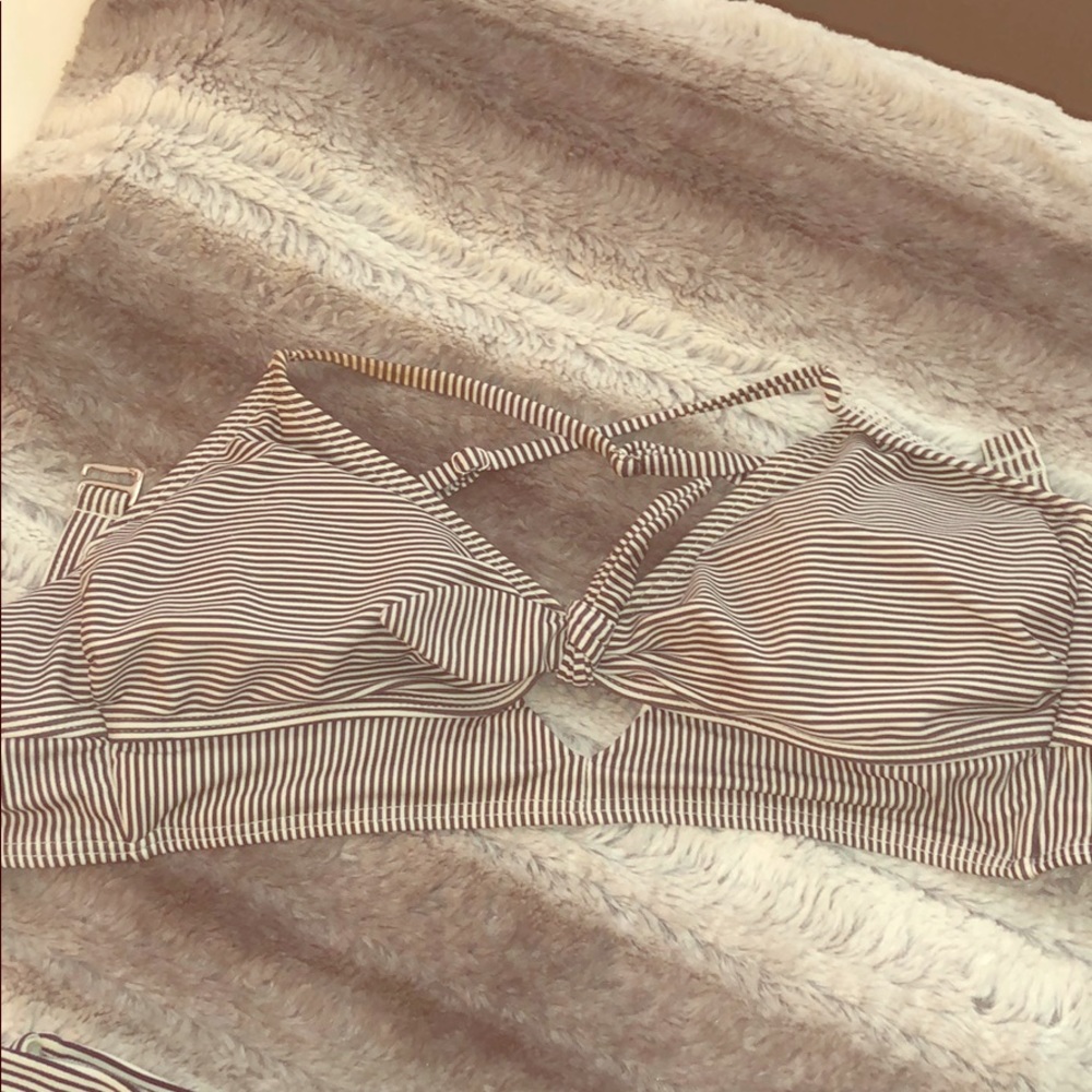 Bathing suit top black and white